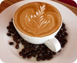 Quels sont les motifs et décorations sur le thème des fêtes pour les tasses à café ?插图