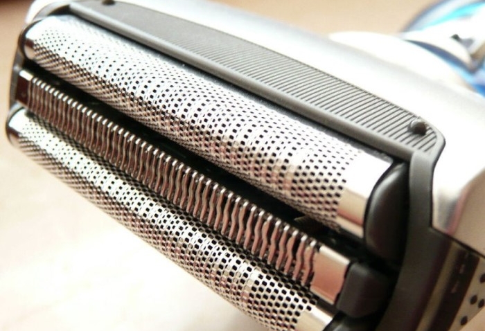can you bring electric razor on airplane